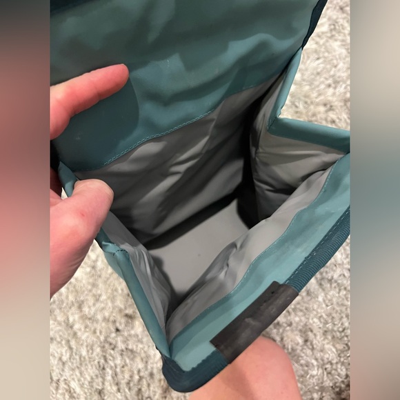 Yeti Day trip 7 qt. Lunch bag cooler. Like new! - Picture 3 of 4